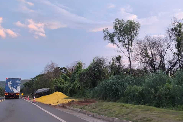 Caminhão carregado de milho tomba na BR-163, entre São Gabriel do Oeste e Rio Verde